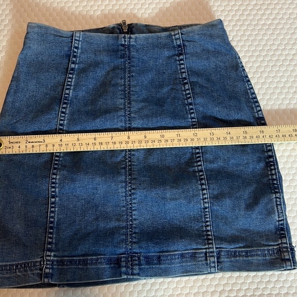 FREE PEOPLE DENIM MINI SKIRT SZ 4 COTTON RAYON POLY SPANDEX BOHO RETRO - Picture 8 of 9